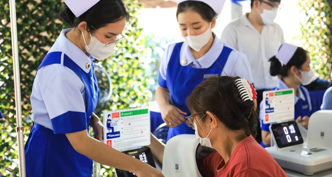 คณะพยาบาลศาสตร์ มหาวิทยาลัยแม่โจ้ ร่วมกับโรงพยาบาลสันทราย จังหวัดเชียงใหม่ ให้บริการจุดคัดกรองสุขภาพเบื้องต้น